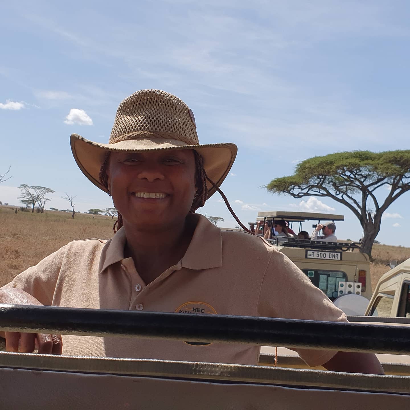 Guide i safarihatt vid en safaribil