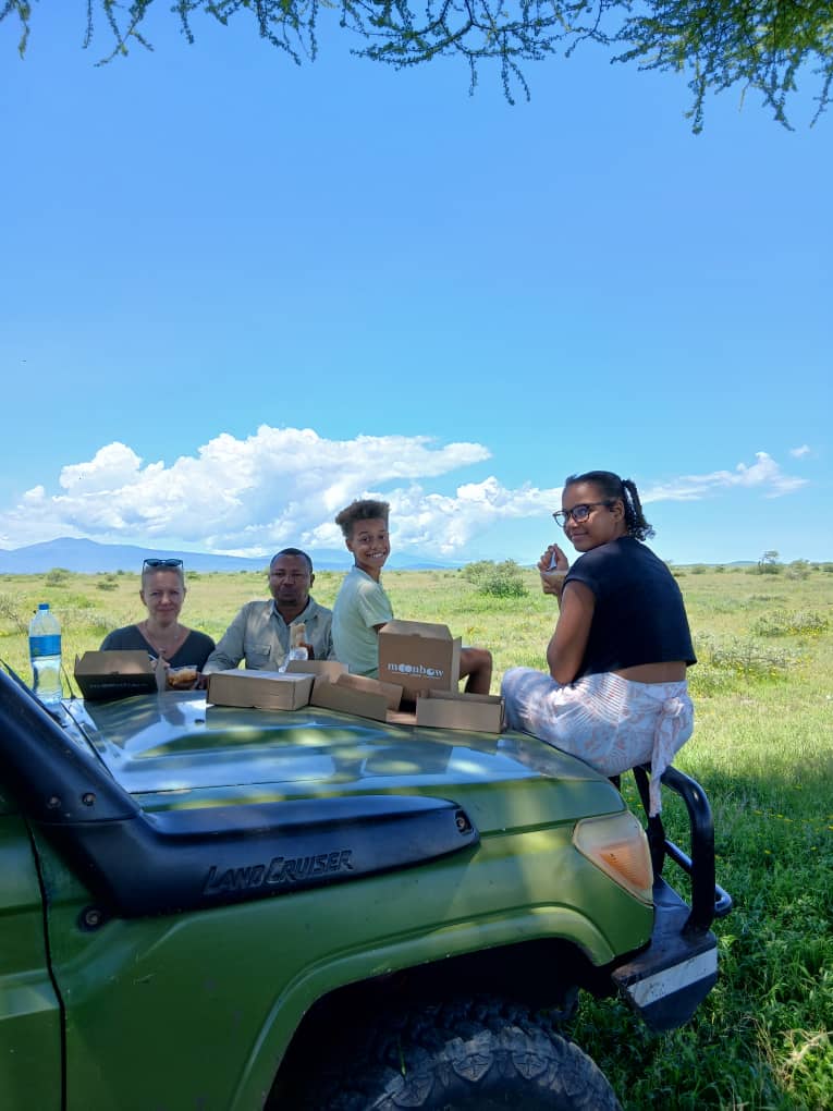 Picknick vid en safaribil på savannen