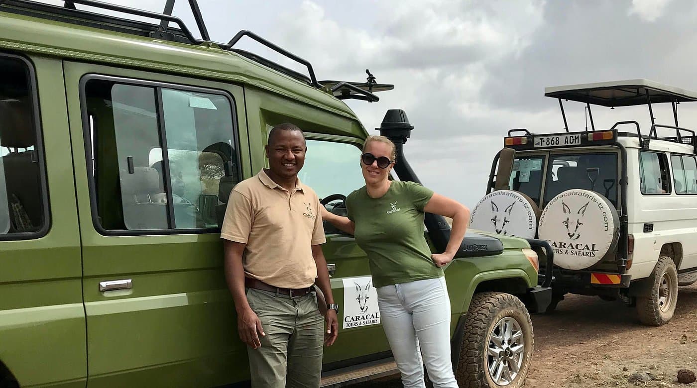 Ben och Marion framför sina safaribilar