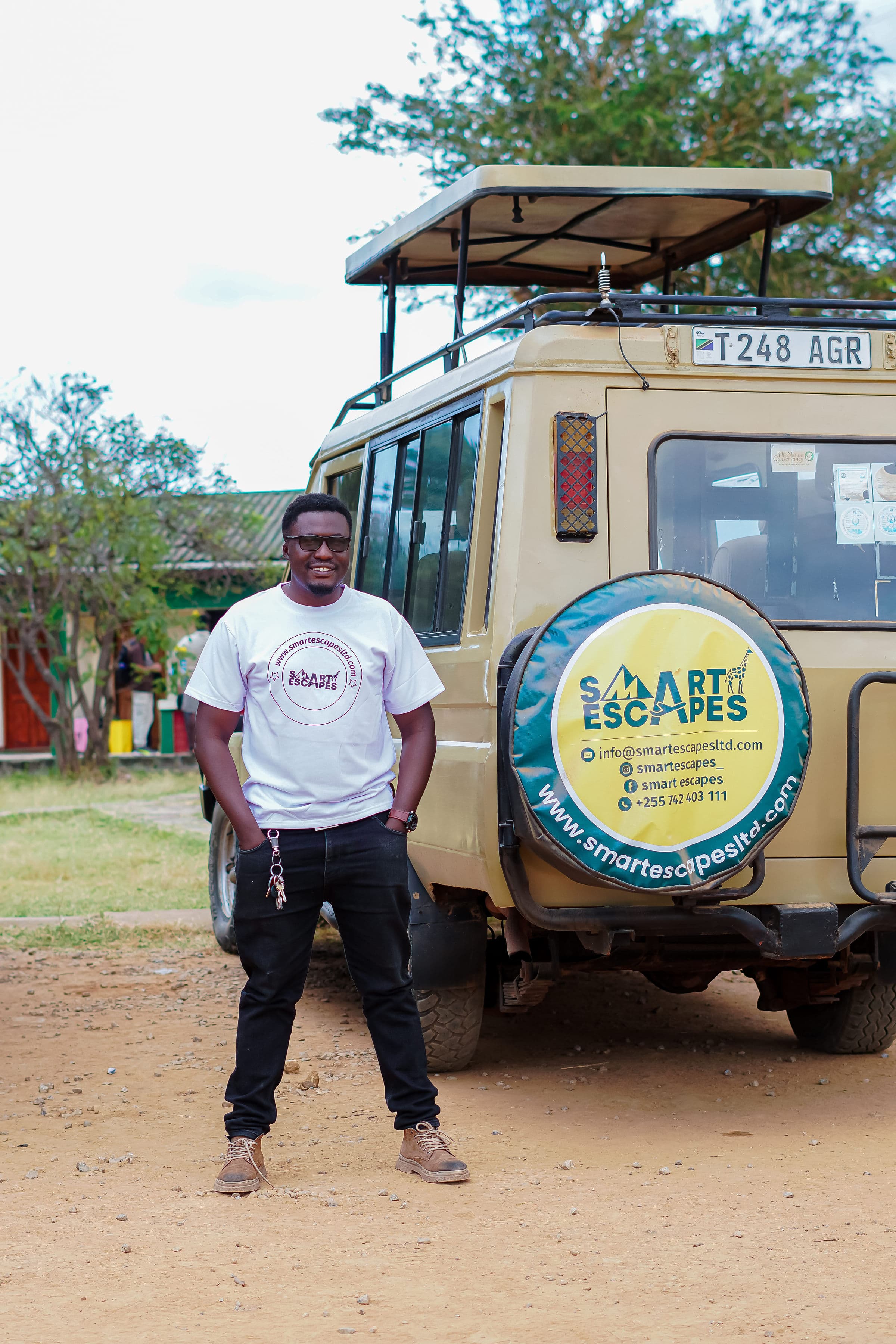 Patrick framför en safaribil med Smart Escapes logotyp