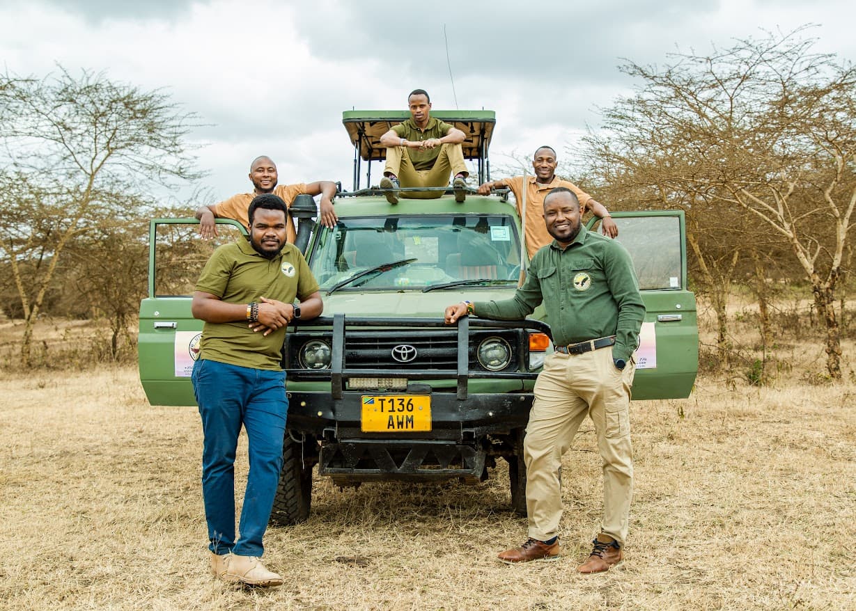 Utukufus team framför en safaribil